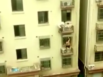 Dos repartidores trepan y rescatan a un niña que colgaba desde un cuarto piso en China Dos repartidores trepan y rescatan a un niña que colgaba desde un cuarto piso en China