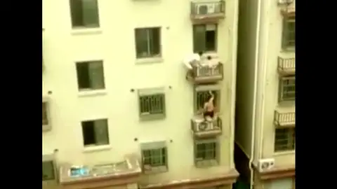Dos repartidores trepan y rescatan a un niña que colgaba desde un cuarto piso en China Dos repartidores trepan y rescatan a un niña que colgaba desde un cuarto piso en China