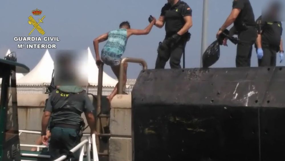 La Guardia Civil rescata con vida a diez inmigrantes atrapados bajo un muelle del puerto de Algeciras