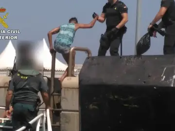 La Guardia Civil rescata con vida a diez inmigrantes atrapados bajo un muelle del puerto de Algeciras La Guardia Civil rescata con vida a diez inmigrantes atrapados bajo un muelle del puerto de Algeciras