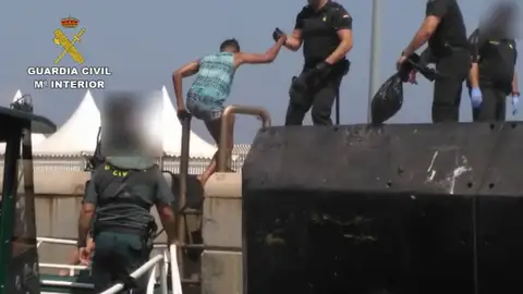La Guardia Civil rescata con vida a diez inmigrantes atrapados bajo un muelle del puerto de Algeciras La Guardia Civil rescata con vida a diez inmigrantes atrapados bajo un muelle del puerto de Algeciras