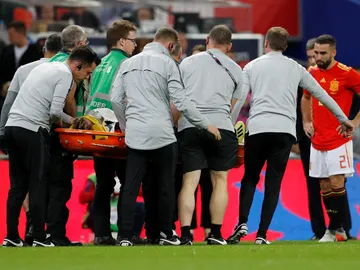 Luke Shaw, en camilla tras sufrir el golpe en Wembley Luke Shaw, en camilla tras sufrir el golpe en Wembley