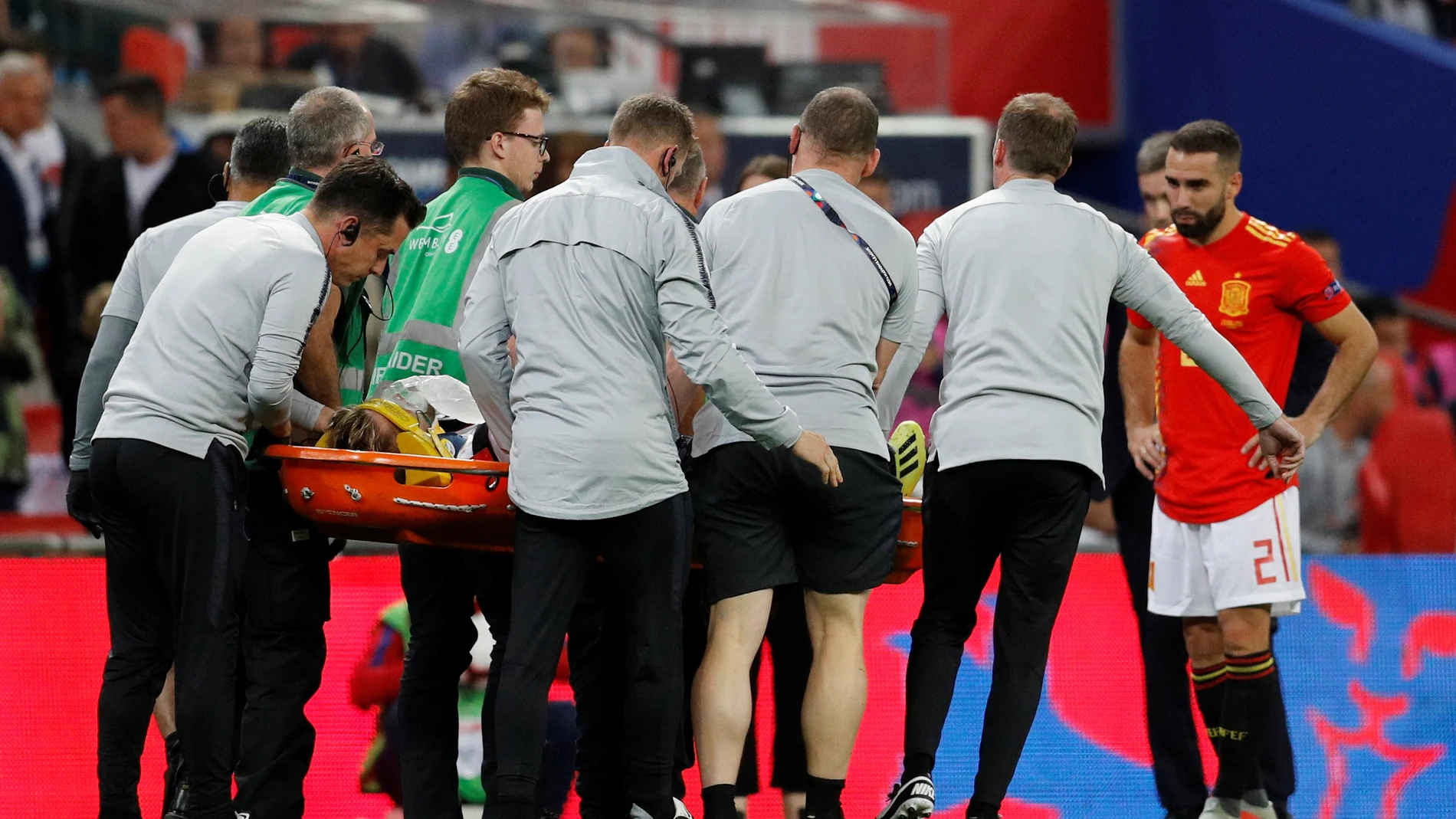 Luke Shaw, en camilla tras sufrir el golpe en Wembley Luke Shaw, en camilla tras sufrir el golpe en Wembley