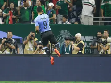 Luis Suárez celebrando un gol con Uruguay ante México Luis Suárez celebrando un gol con Uruguay ante México
