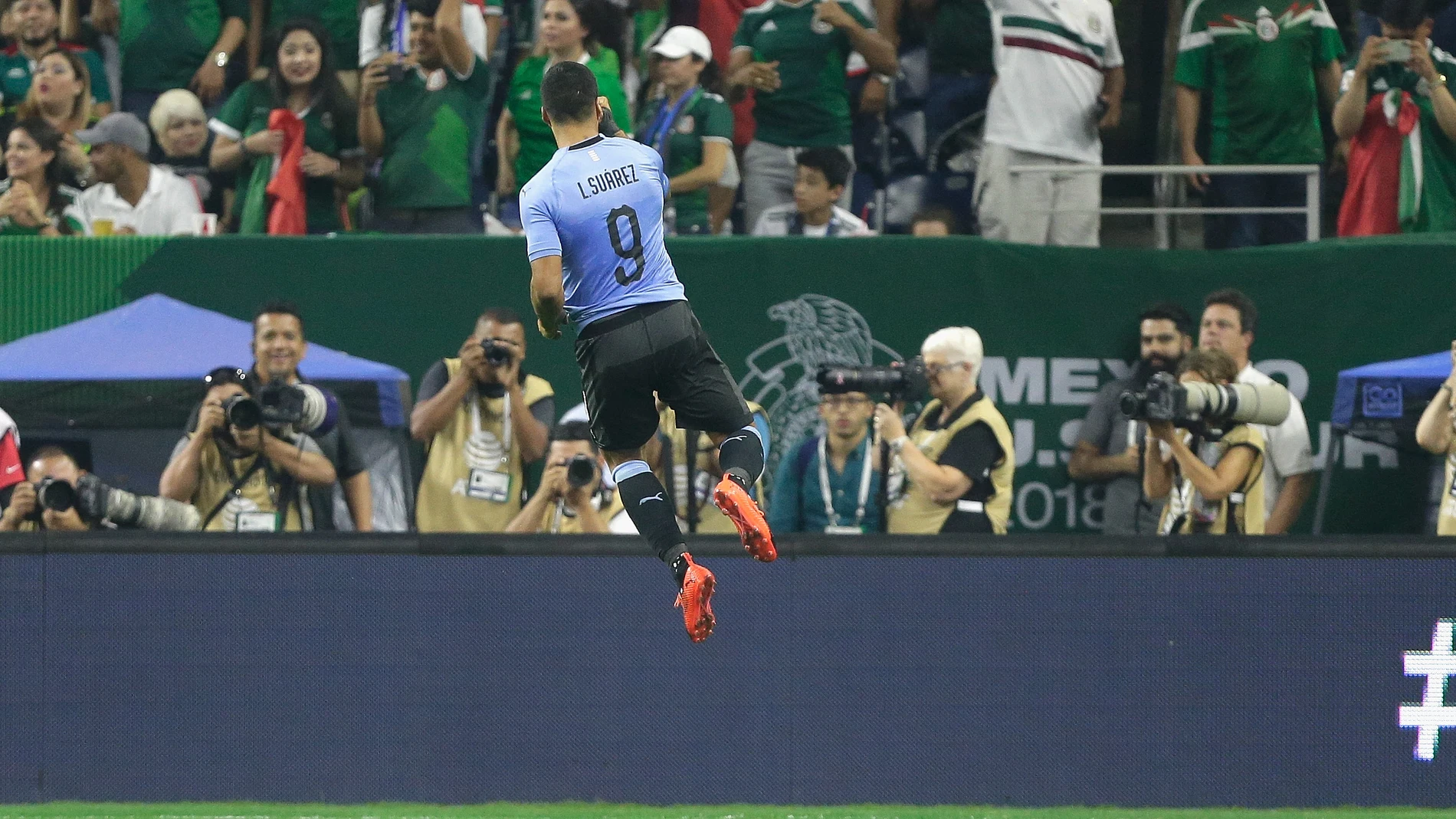 Luis Suárez celebrando un gol con Uruguay ante México Luis Suárez celebrando un gol con Uruguay ante México