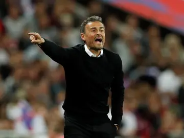 Luis Enrique da instrucciones a sus jugadores desde la banda Luis Enrique da instrucciones a sus jugadores desde la banda