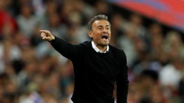 Luis Enrique da instrucciones a sus jugadores desde la banda