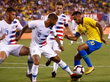 Yedlin intenta robar el balón a Neymar Yedlin intenta robar el balón a Neymar