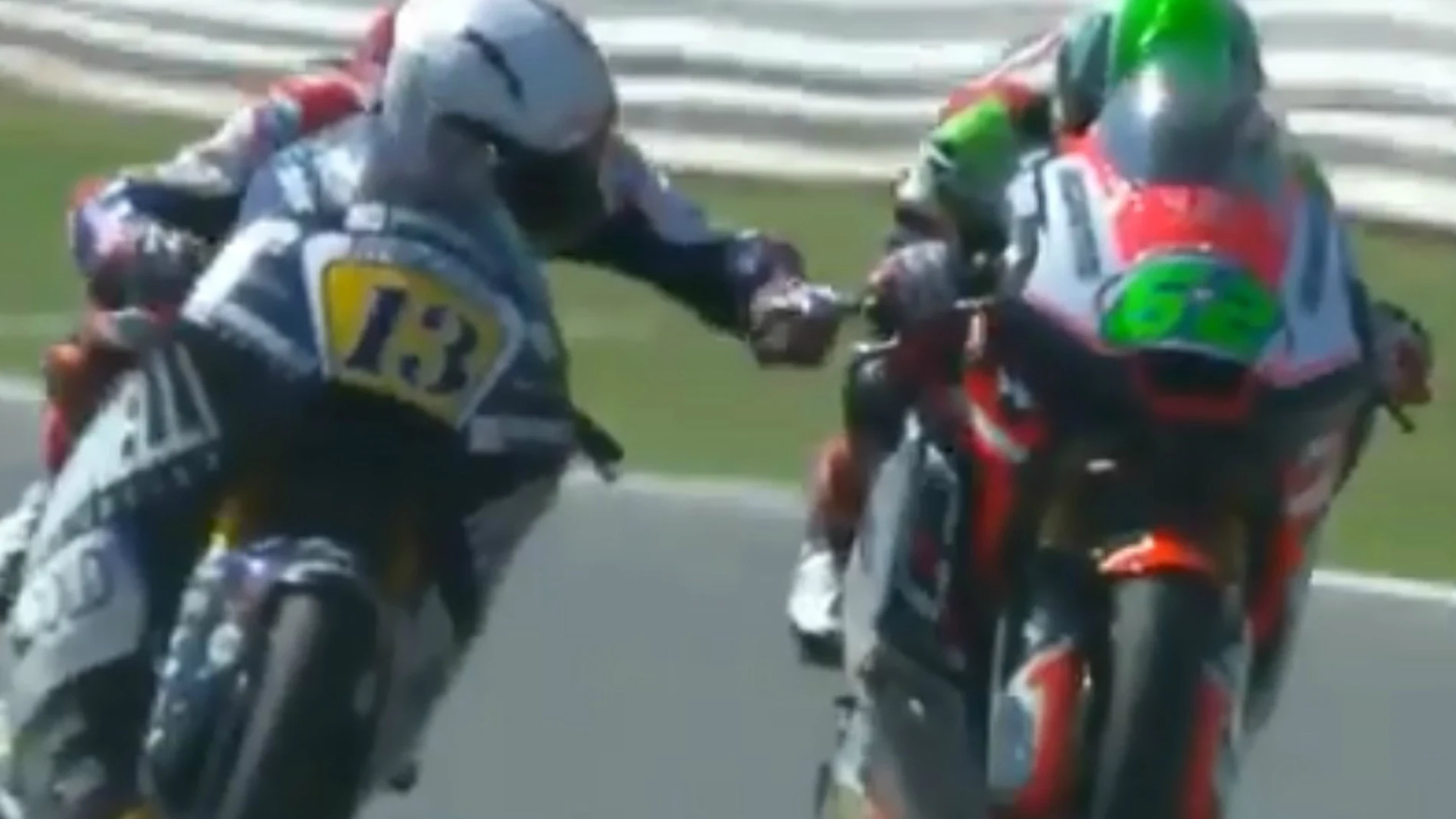 Fenati le toca el freno a Manzi Fenati le toca el freno a Manzi