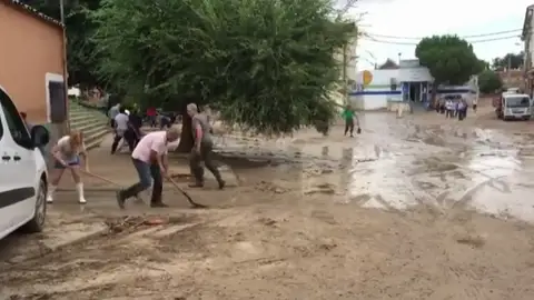 Los vecinos de Cebolla tratan de volver a la normalidad tras la riada Los vecinos de Cebolla tratan de volver a la normalidad tras la riada