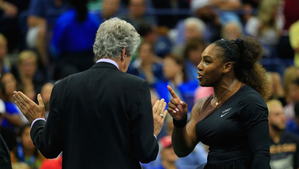 Serena Williams protesta durante la final del US Open