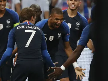 Griezmann celebra un gol con Mbappé Griezmann celebra un gol con Mbappé