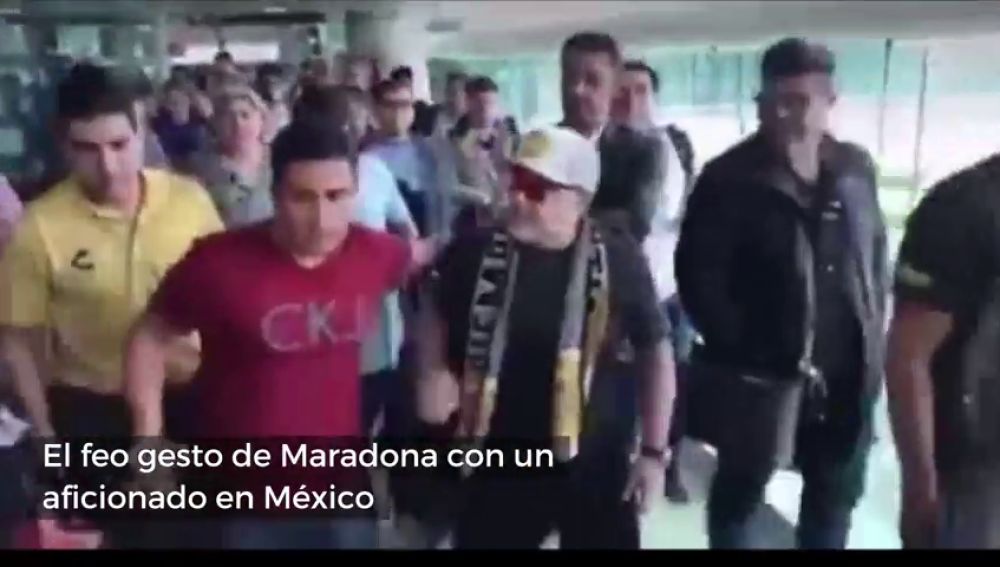 Mal comienzo de Maradona en México: el feo gesto con un aficionado a su llegada