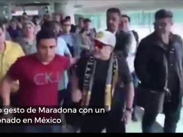 Mal comienzo de Maradona en México: el feo gesto con un aficionado a su llegada