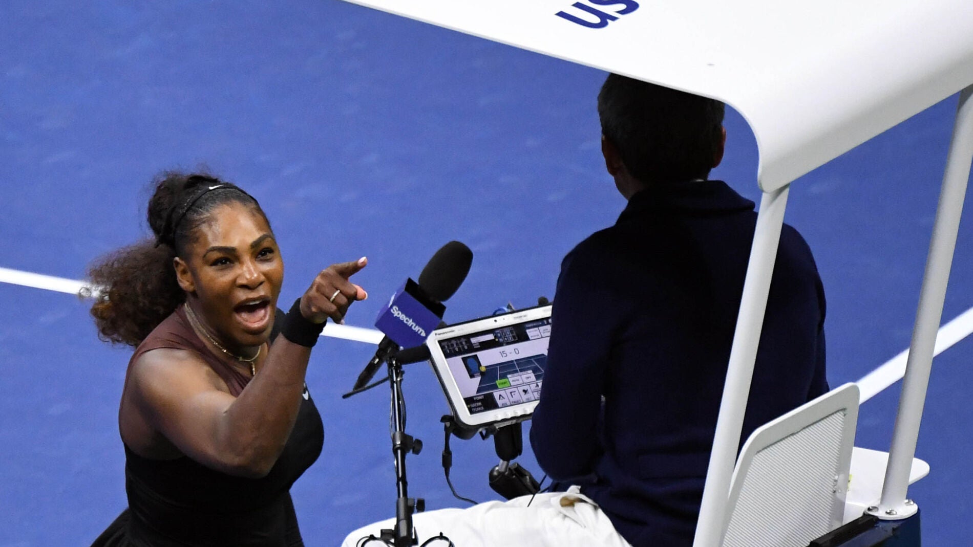 Serena Williams, enfadada con el &aacute;rbitro en la final del US Open