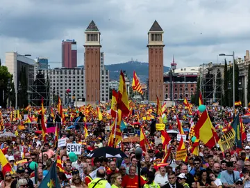 Manifestación por la unidad de España en Plaza de España en Barcelona Manifestación por la unidad de España en Plaza de España en Barcelona