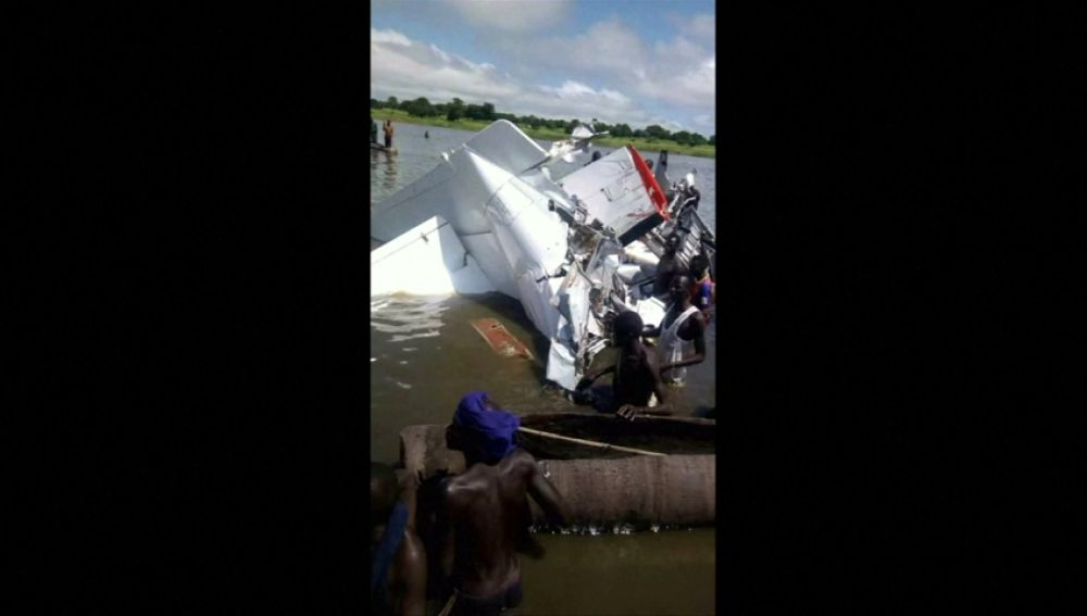 Al menos 19 personas mueren al estrellarse una avioneta contra un río en Sudán del Sur