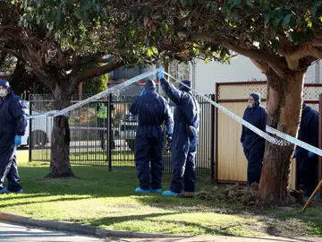 La policía australiana ha hallado "al menos cinco cadáveres", que podrían de ser de una mujer y varios niños La policía australiana ha hallado "al menos cinco cadáveres", que podrían de ser de una mujer y varios niños