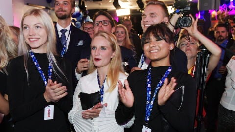 Partidarios de los Dem&oacute;cratas Suecos celebran los sondeos a pie de urna, este domingo en Estocolmo