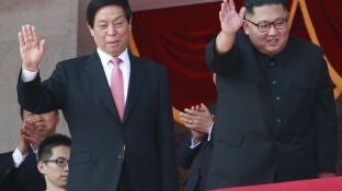 El l&iacute;der norcoreano, Kim Jong-un, junto a Li Zhanshu, miembro del Comit&eacute; Permanente del Politbur&oacute; y considerado n&uacute;mero tres del Partido Comunista chino, durante el desfile militar, en Pyongyang