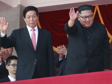 El líder norcoreano, Kim Jong-un, junto a Li Zhanshu, miembro del Comité Permanente del Politburó y considerado número tres del Partido Comunista chino, durante el desfile militar, en Pyongyang