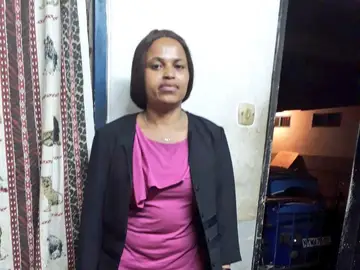 Mujer arrestada por cortar el pene de su amante Mujer arrestada por cortar el pene de su amante
