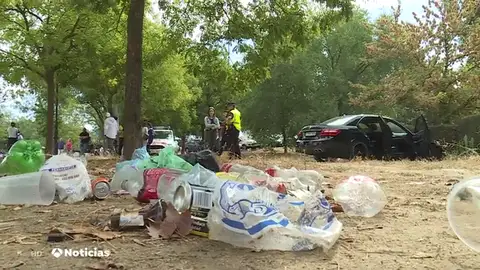 El resultado del festival 'Amanecer bailando': Destrozos, vecinos indignados y basura en las calles El resultado del festival 'Amanecer bailando': Destrozos, vecinos indignados y basura en las calles