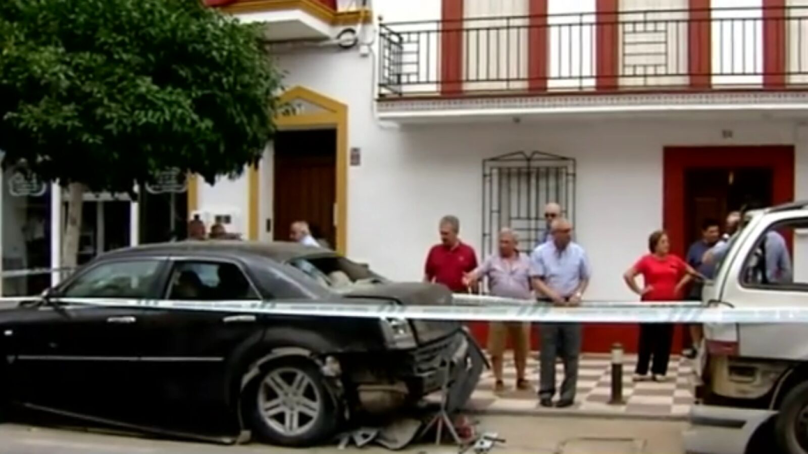 Una explosión accidental de cohetes en Cantillana provoca un herido y desperfectos en coches y casas