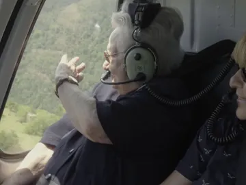 Una emocionada Julia sube por primera vez en helicoptero Una emocionada Julia sube por primera vez en helicoptero