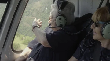 Una emocionada Julia sube por primera vez en helicoptero