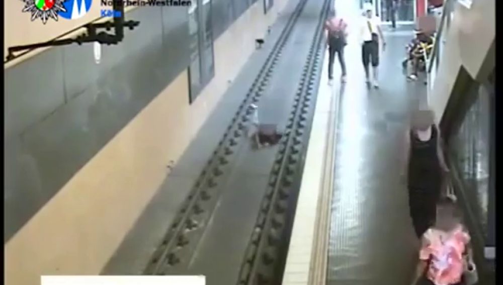 Un joven tira a las vías del metro a un hombre en Alemania tras discutir con su novia