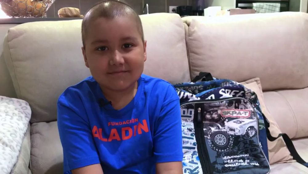 La Fundación Aladina ayuda a volver al colegio a Nico, un niño de 8 años con leucemia