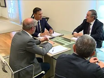 El Gobierno reúne a empresarios y sindicatos para impulsar la FP El Gobierno reúne a empresarios y sindicatos para impulsar la FP