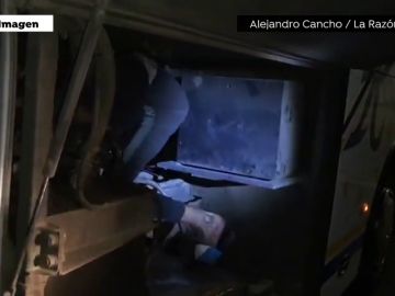 Dos menores inmigrantes intentan entrar a España en los bajos de un autobús 