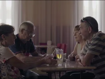 Los hijos de Julia deciden sorprender a su madre con una gran fiesta Los hijos de Julia deciden sorprender a su madre con una gran fiesta