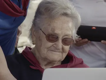 La ilusión de Julia al recibir un mensaje de Revilla La ilusión de Julia al recibir un mensaje de Revilla