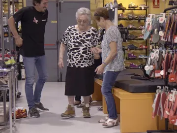 El divertido momento de Julia renovando su calzado El divertido momento de Julia renovando su calzado
