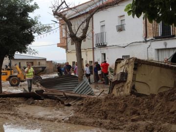 Estado de algunas calles tras la inundación en Cebolla