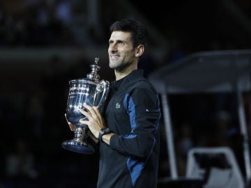 Djokovic posa con el trofeo del US Open