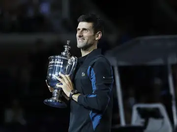 Djokovic posa con el trofeo del US Open Djokovic posa con el trofeo del US Open