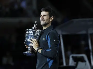 Djokovic posa con el trofeo del US Open Djokovic posa con el trofeo del US Open