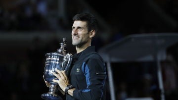 Djokovic posa con el trofeo del US Open