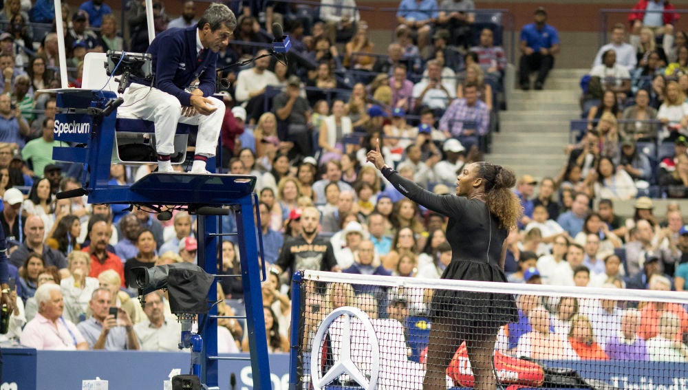 Serena Williams discute con el juez de silla en la final del US Open