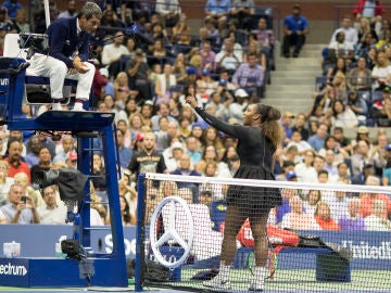 Serena Williams discute con el juez de silla en la final del US Open
