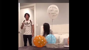 Este hombre se entera de que va a ser padre y su reacción es realmente emocionante