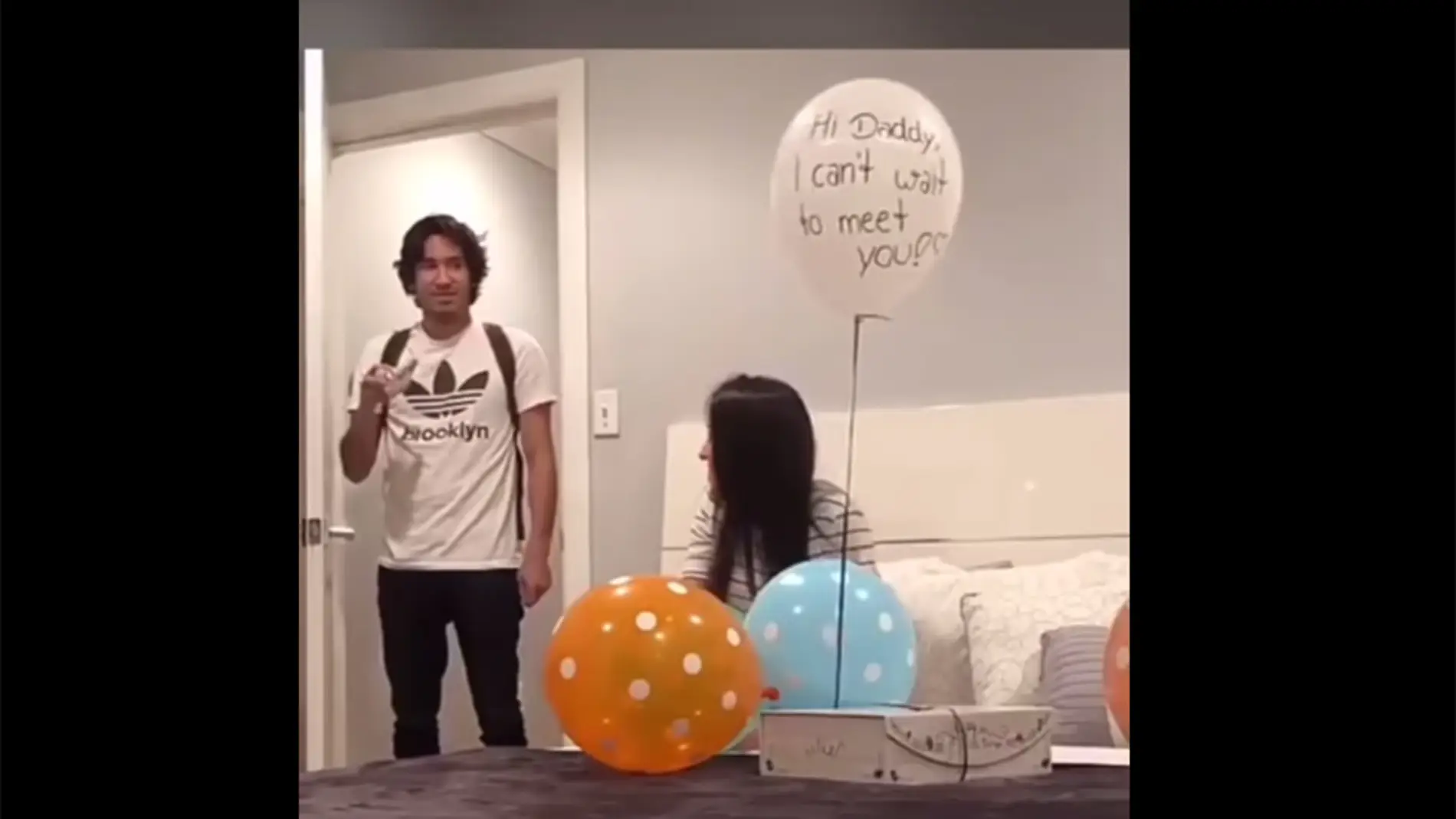 Este hombre se entera de que va a ser padre y su reacción es realmente emocionante