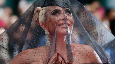 Vídeo: Lady Gaga rompe a llorar ante la ovación del público y de Bradley Cooper por su interpretación en 'Ha nacido una estrella'