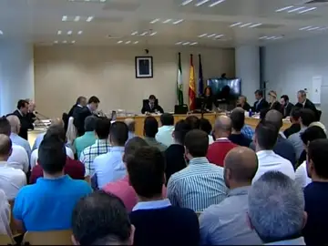 Comienza el juicio contra 37 agentes de la Policía Local de Sevilla por la supuesta filtración de los exámenes de las oposiciones Comienza el juicio contra 37 agentes de la Policía Local de Sevilla por la supuesta filtración de los exámenes de las oposiciones