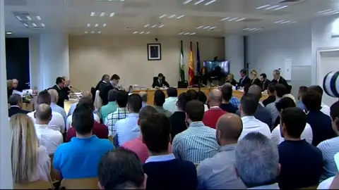 Comienza el juicio contra 37 agentes de la Policía Local de Sevilla por la supuesta filtración de los exámenes de las oposiciones Comienza el juicio contra 37 agentes de la Policía Local de Sevilla por la supuesta filtración de los exámenes de las oposiciones