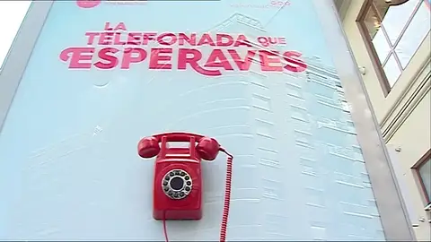 Una cabina de teléfono instalada en Valencia sonará cada diez minutos para dar empleo a mayores de 55 años Una cabina de teléfono instalada en Valencia sonará cada diez minutos para dar empleo a mayores de 55 años
